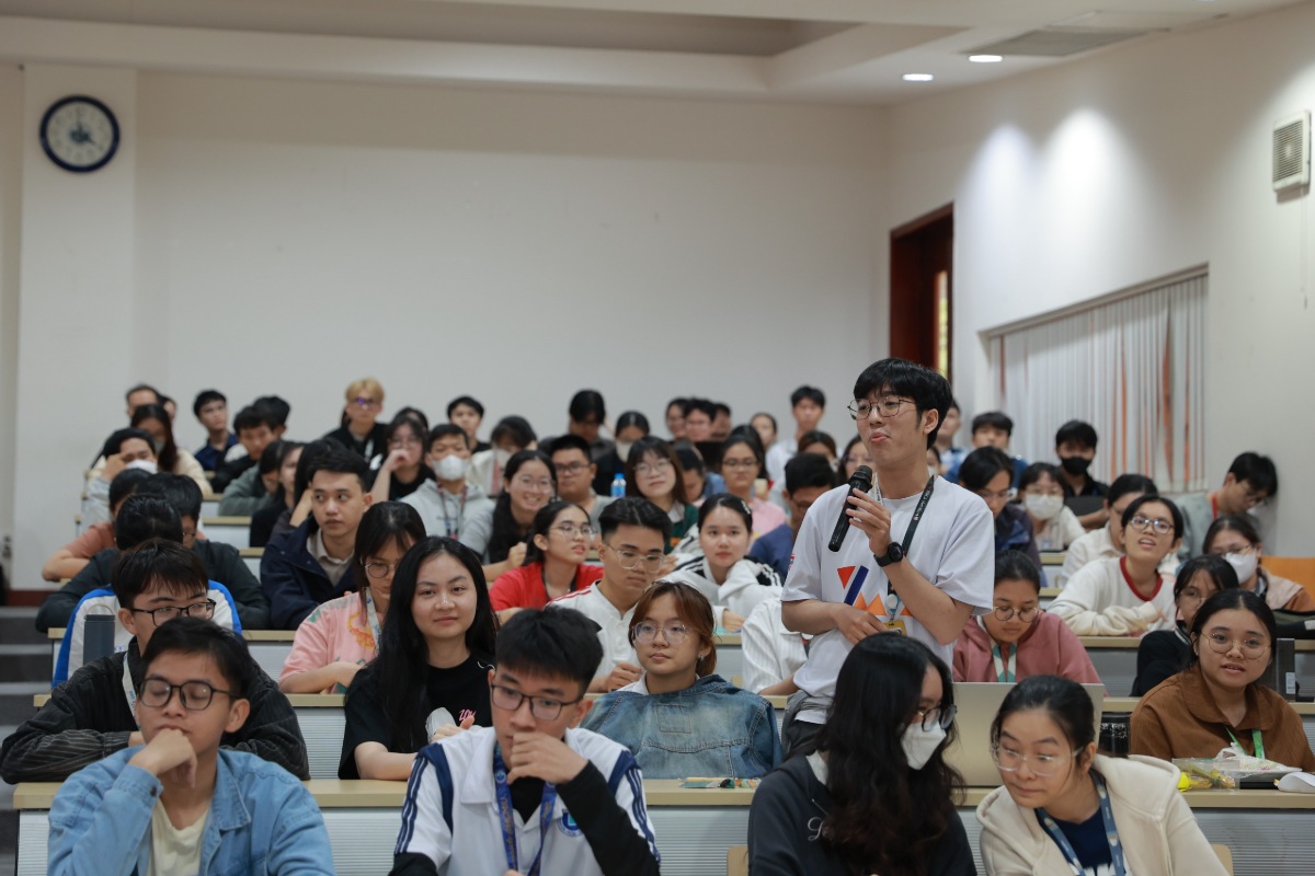 Sinh viên đặt câu hỏi về cơ hội thực tập và triển khai giải pháp trong doanh nghiệp