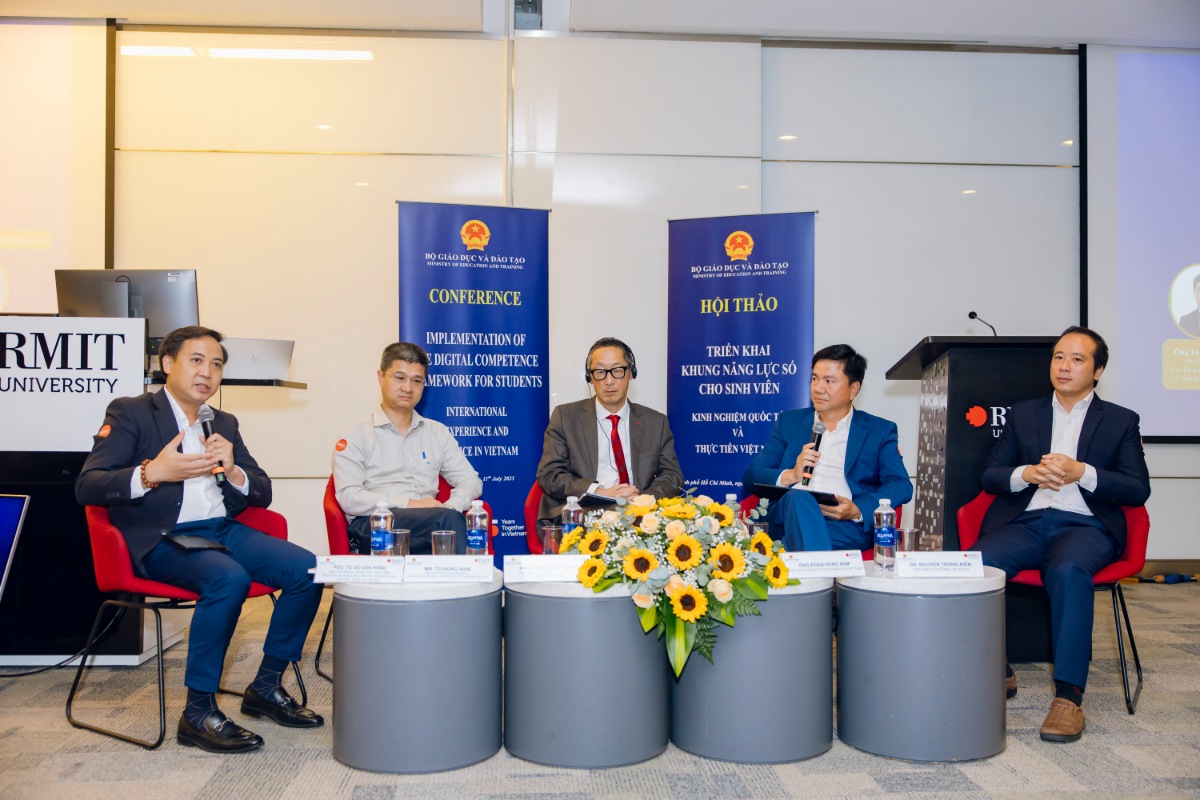  Experts, university leaders, and representatives from leading technology companies take part in a panel discussion, sharing practical strategies and lessons learned in implementing the Digital Competence Framework across higher education.