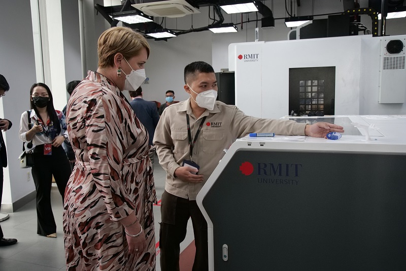 Ms Rebecca Hall visited RMIT University Vietnam’s modern facilities.