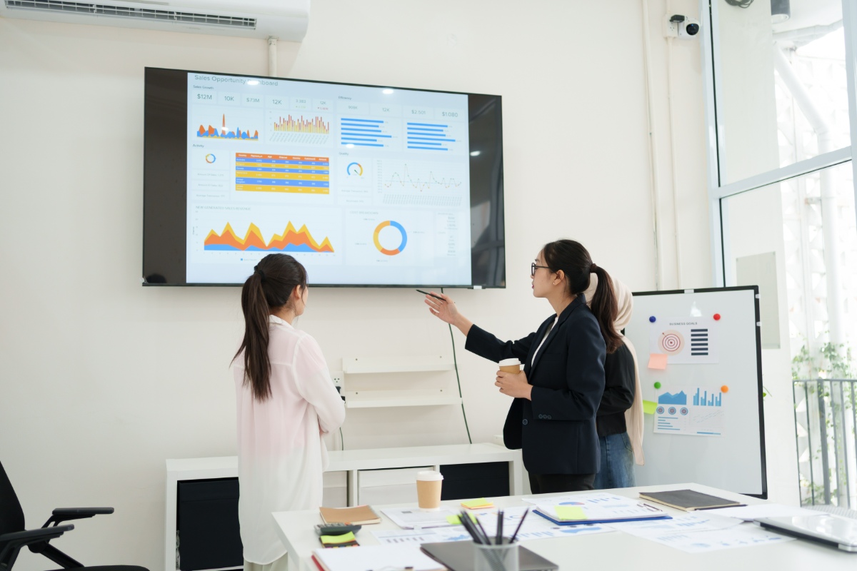 Mô hình mentoring ngược giúp thế hệ trẻ nâng cao sự tự tin, phát triển kỹ năng lãnh đạo và tăng mức độ hiện diện trong tổ chức. (Ảnh: kenchiro168 - stock.adobe.com)