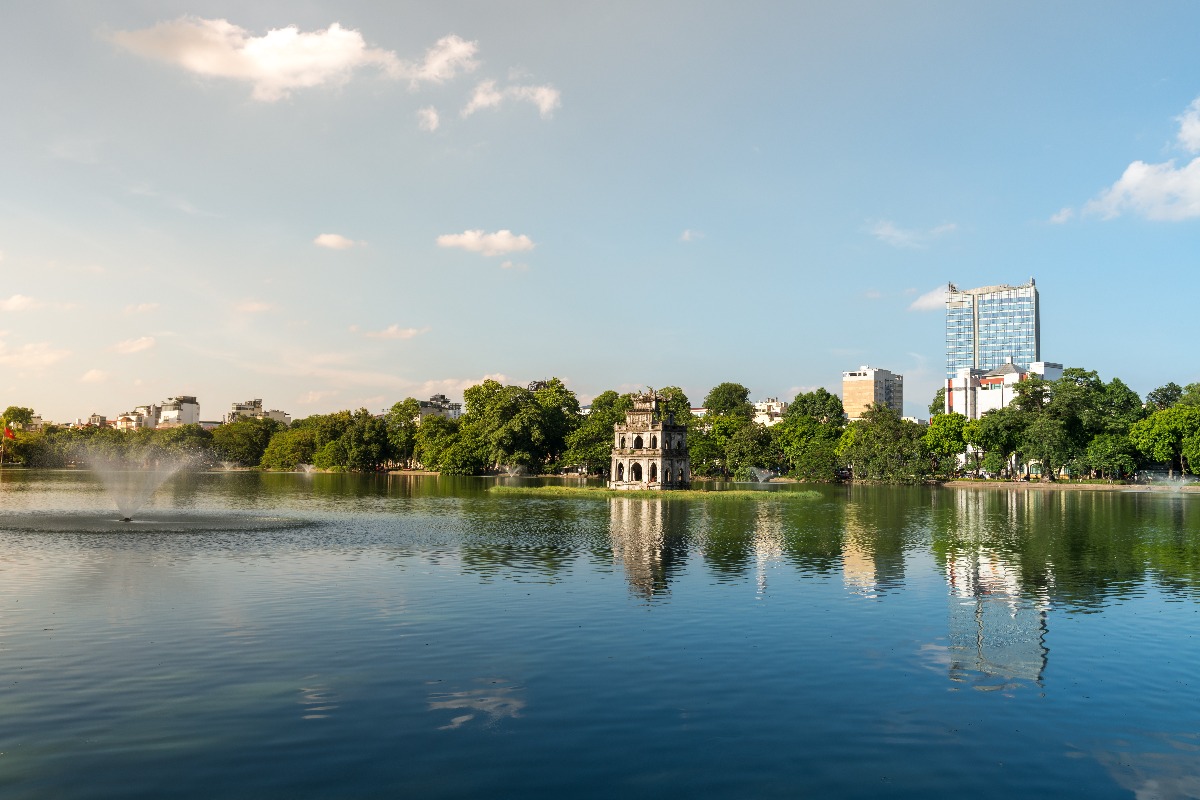 With administrative reform and a national roadmap, Vietnam can empower local governments to innovate, share data, and co-design future-ready, people-first cities. (Photo: Hanoi Photography – stock.adobe.com) 