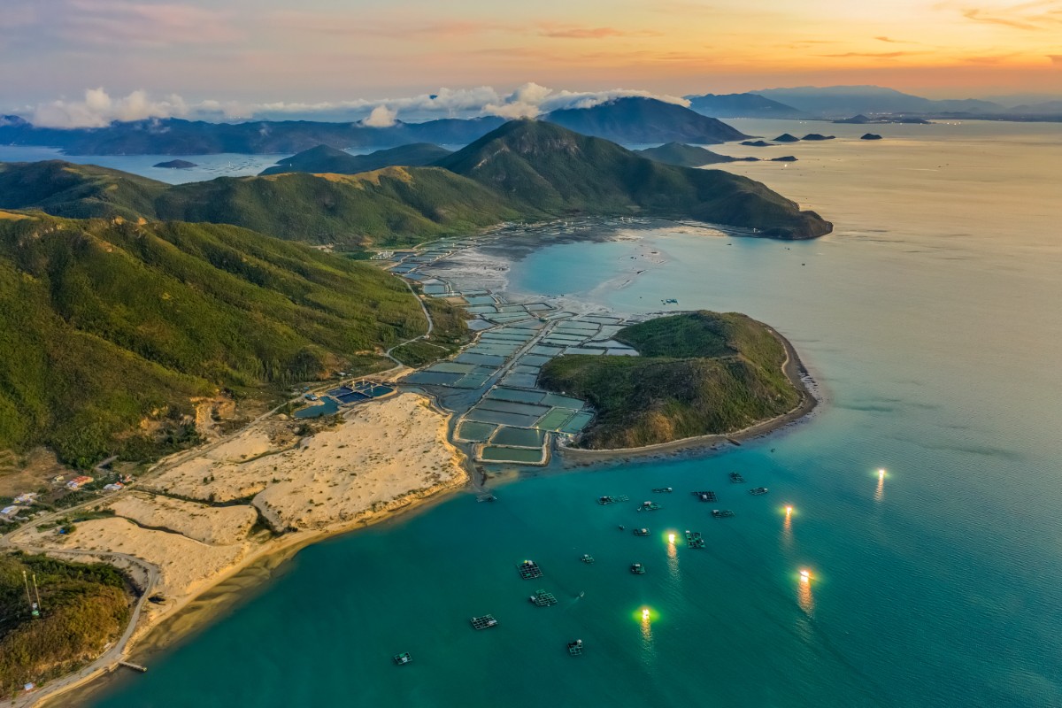 To break through, Vietnam must leverage its geographic advantages and invest in strategic sectors like maritime trade and high-tech innovation, says Dr Diep. (Photo: Hien Phung - stock.adobe.com)