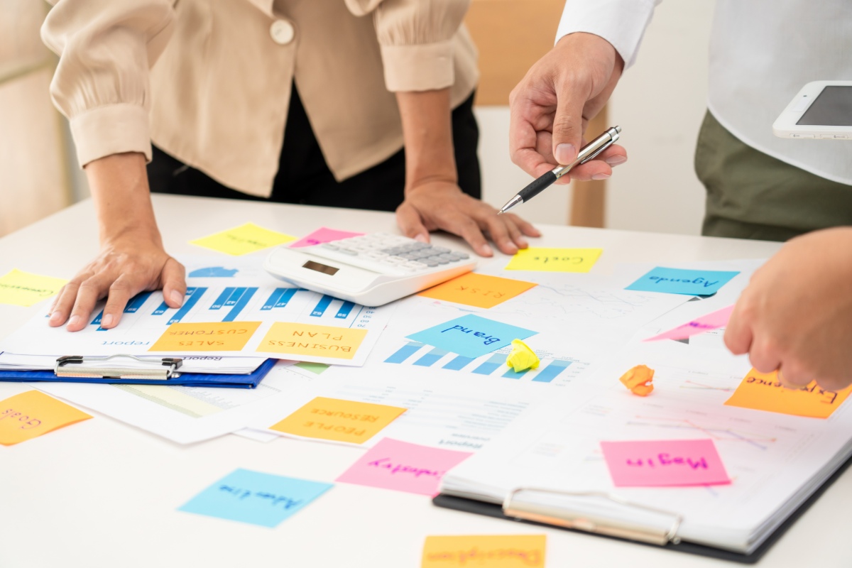 Mô hình mentoring ngược còn hiếm tại Việt Nam, nhưng các chuyên gia cho rằng đây có thể là yếu tố tái định hình tư duy lãnh đạo trong kỷ nguyên số. (Photo: snowing12 - stock.adobe.com)