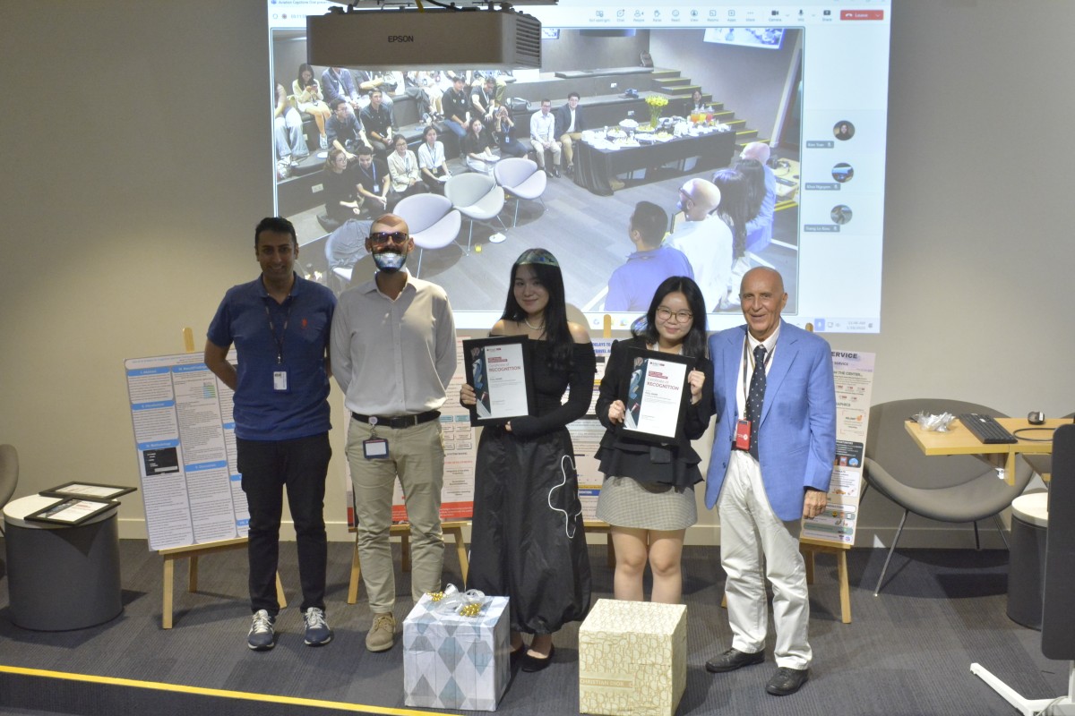 Khue (second from right) received the Best Capstone Project Prize for her team’s project on AI-powered pilot fatigue management. (Photo courtesy of Khuu Minh Khue)
