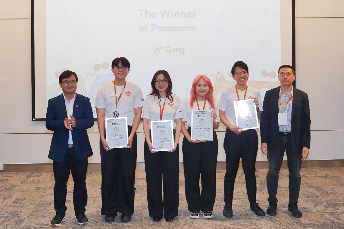 Team “A” Gang, winners of the Panasonic challenge, celebrate their victory at the finale. (Photo: RMIT) 