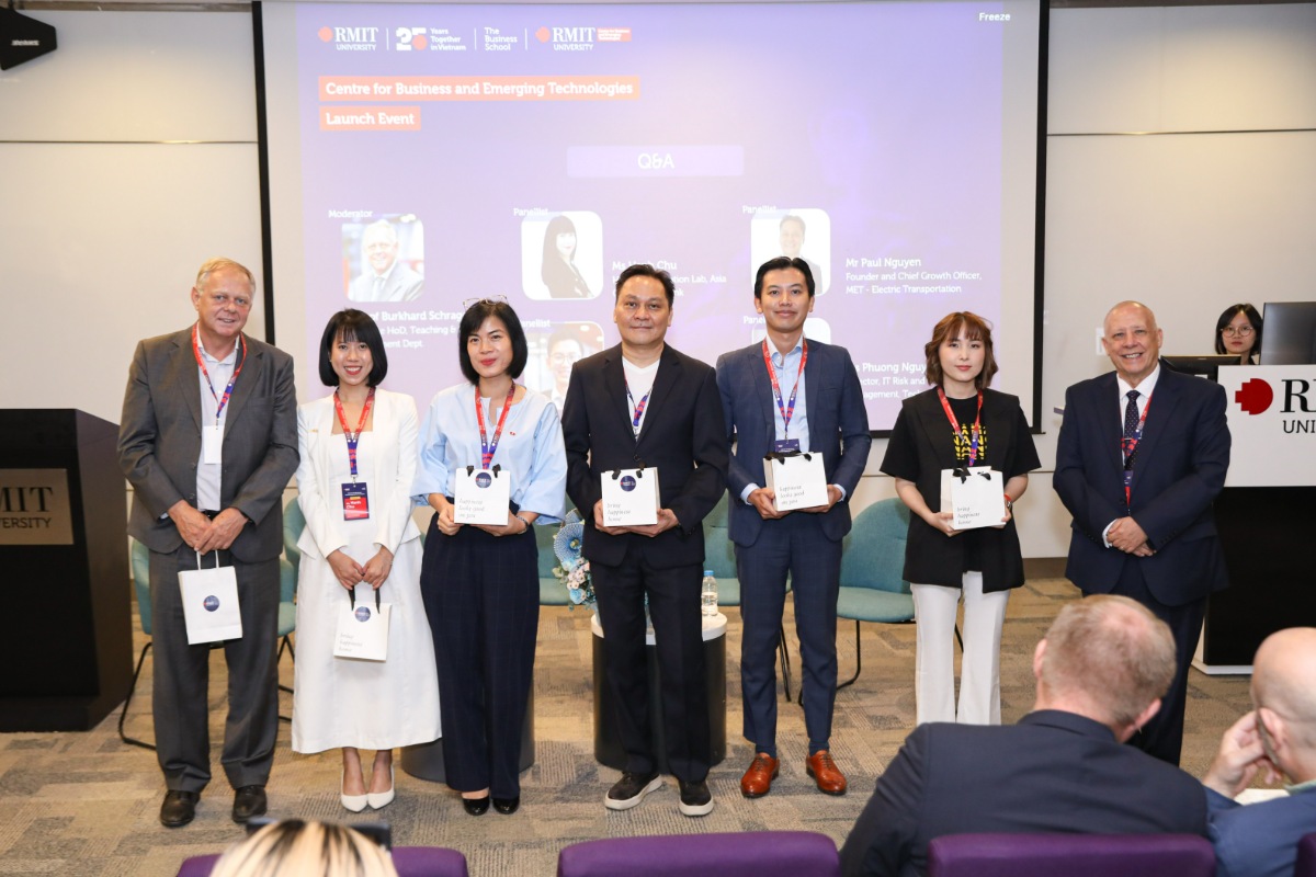 Panellists and The Business School leaders pose for a group photo following the event. (Photo: RMIT) 