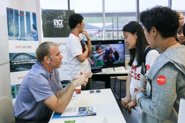 RMIT Vietnam students look for internship opportunities at a recruitment event.