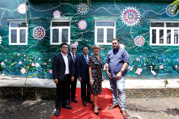 Doan Ngoc Duy joins (from left) His Excellency Mr Craig Chittick, Australian Ambassador to Vietnam, Mr Nguyen Van Duong, Chairman of the People's Committee, Dong Thap Province, and The Hon Julie Bishop MP, Australian Minister for Foreign Affairs at the launching ceremony of the Vietnam – Australia Mural Village
