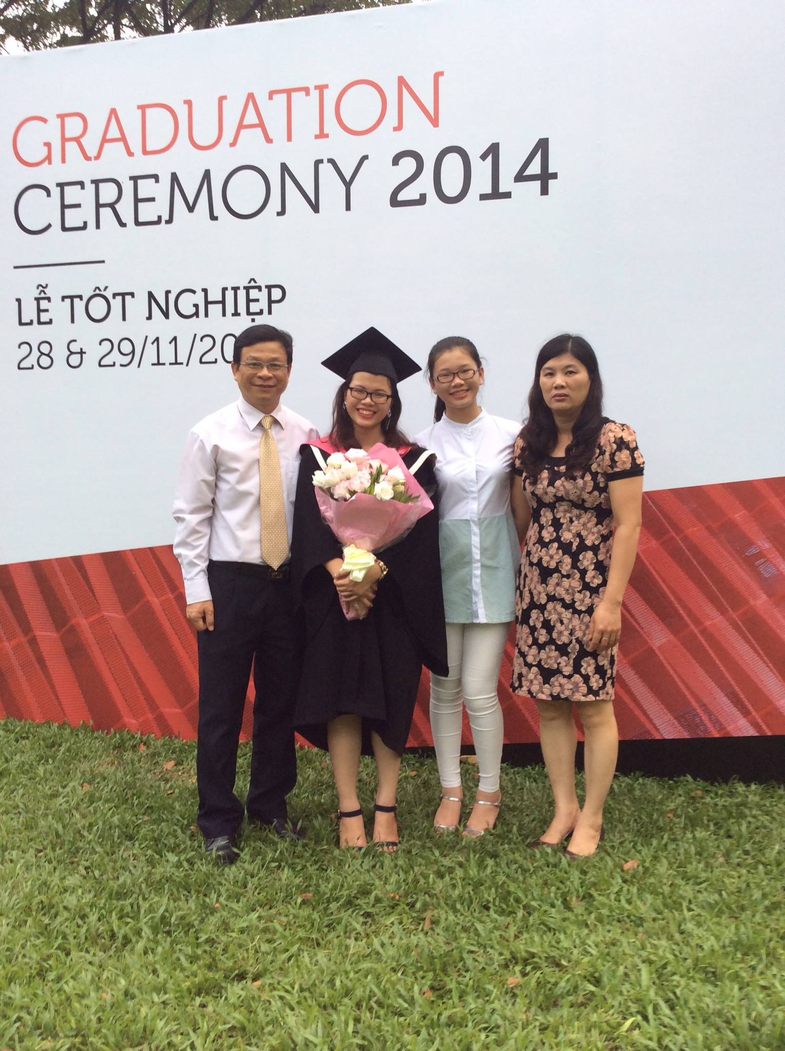 Thu Hà và gia đình trong lễ tốt nghiệp của Đại học RMIT Việt Nam năm 2014.