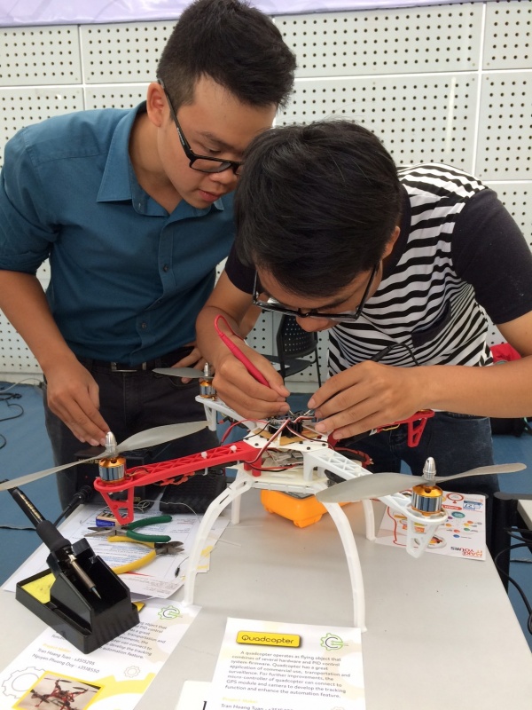 Bachelor of Engineering students Nguyen Phuong Duy and Tran Hoang Tuan work on their 3D printed quadcopter project at the Career Week and Technology Showcase, September 2016.