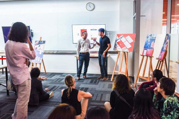 Bachelor of Design graduate Tran Quoc Trung 2 (wearing black T-shirt) presented the app to his lecturer and classmates