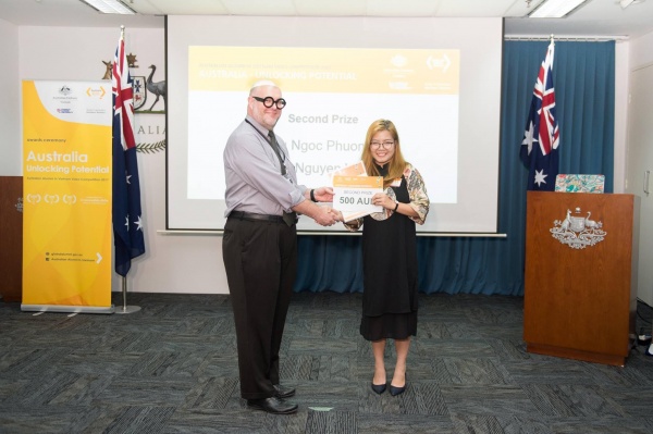 David Moore is pictured alongside Tran Nguyen Van Trang, one of the winners of the Australian Alumni in Vietnam Video Competition 2017.