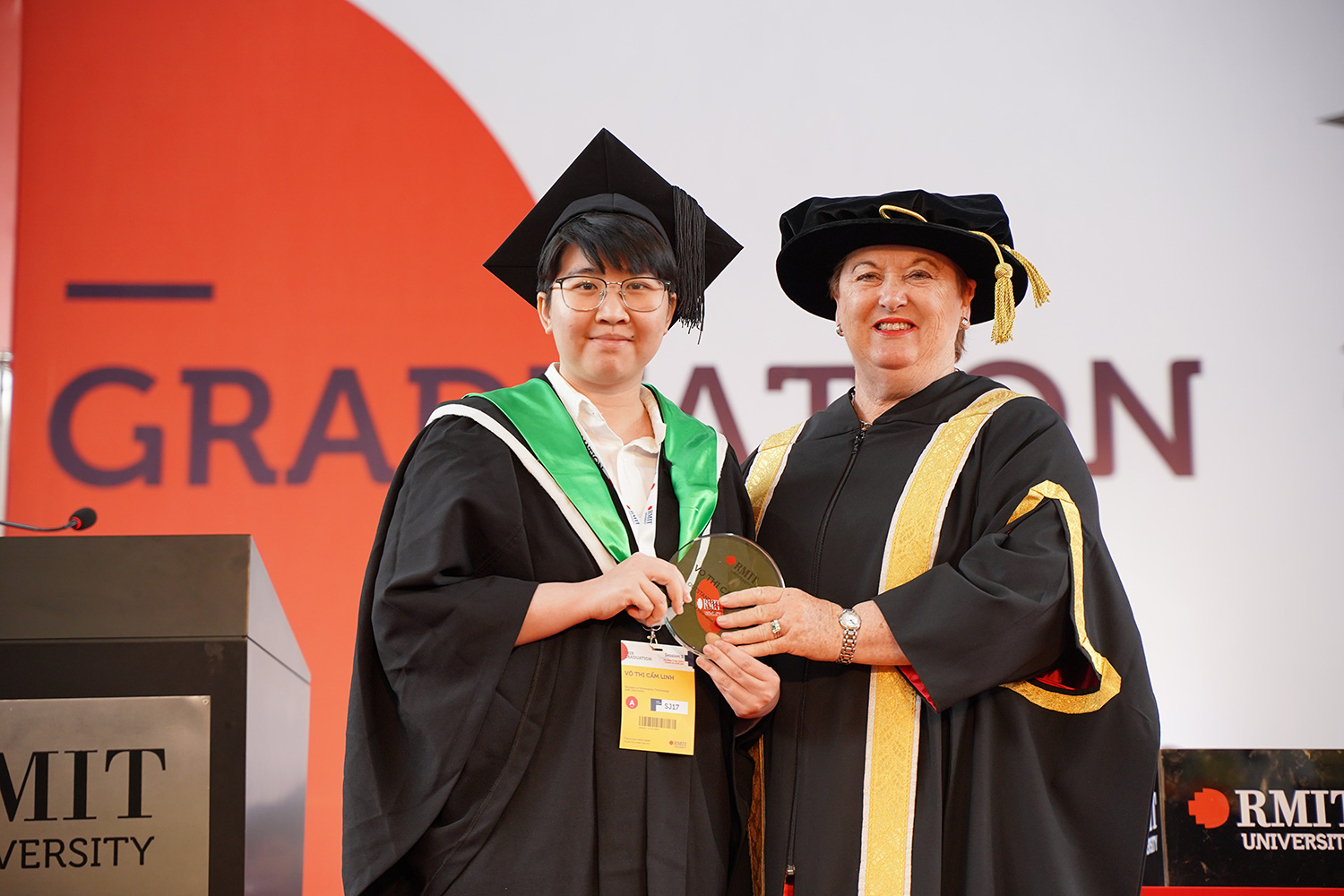 Vo Thi Cam Linh, the only female RMIT Bachelor of Information Technology graduate, was presented with the Outstanding Graduate Award for achieving the highest GPA in her graduating program.