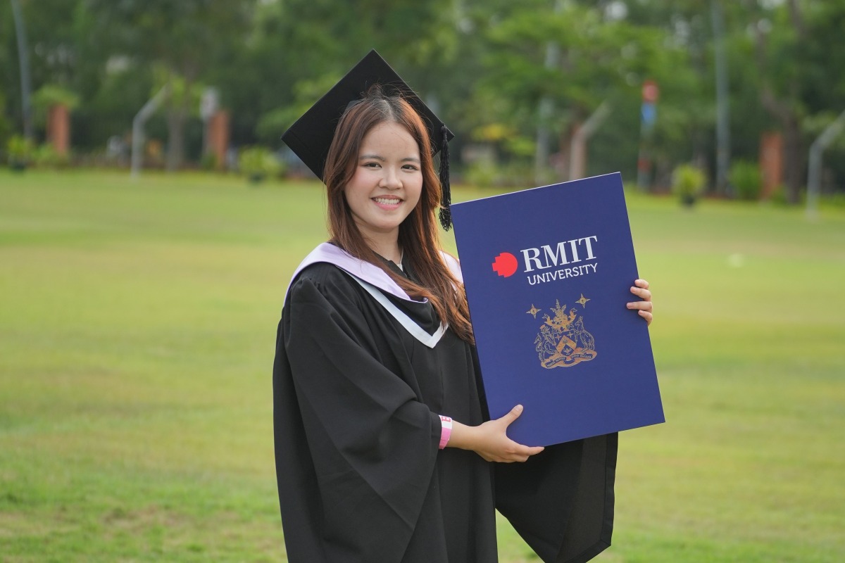 Nguyen Thi Thanh Ngoc holding her RMIT testamur