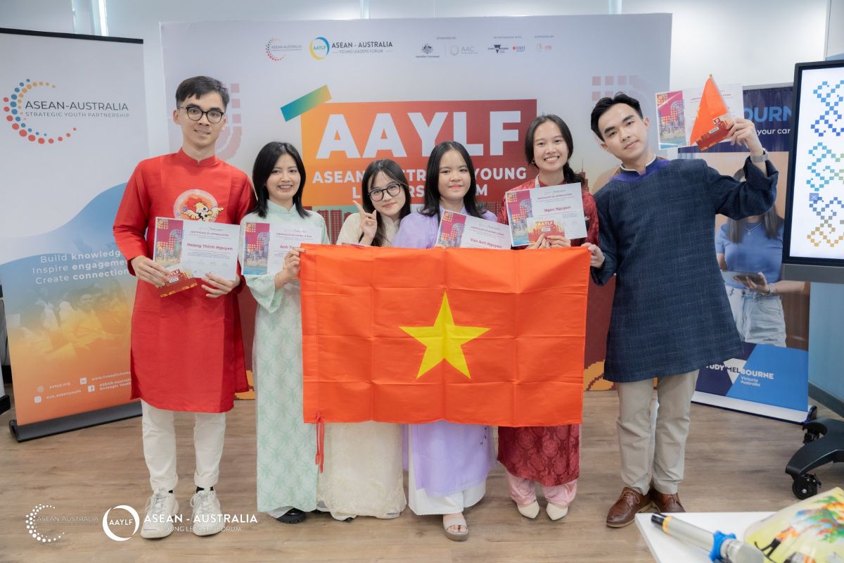 sáu bạn trẻ cầm cờ Việt Nam