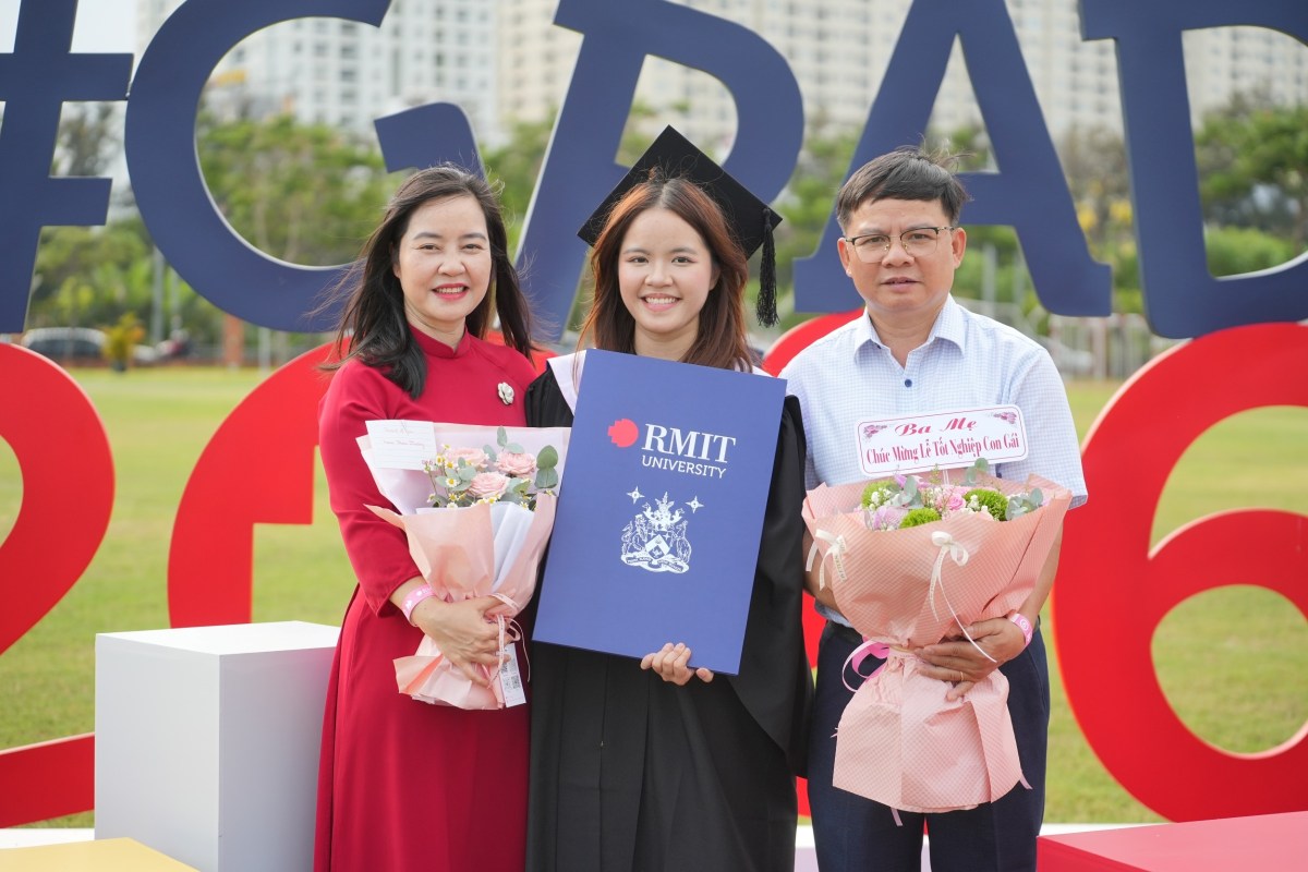 ba người tươi cười