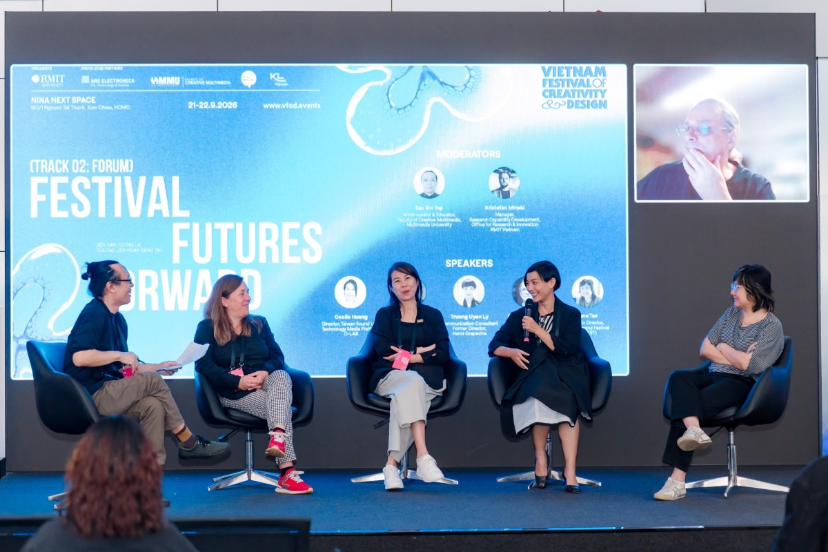 Experts during a panel discussion at the Festival Futures Forward forum.