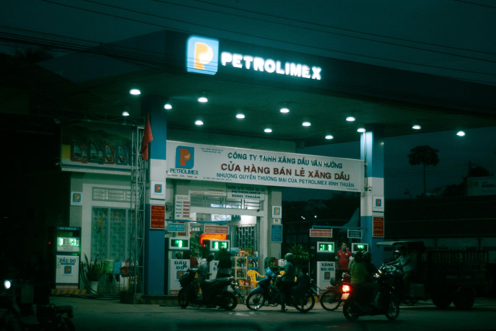Vietnam’s economy reacts strongly to oil price changes. (Image: Pexels) 