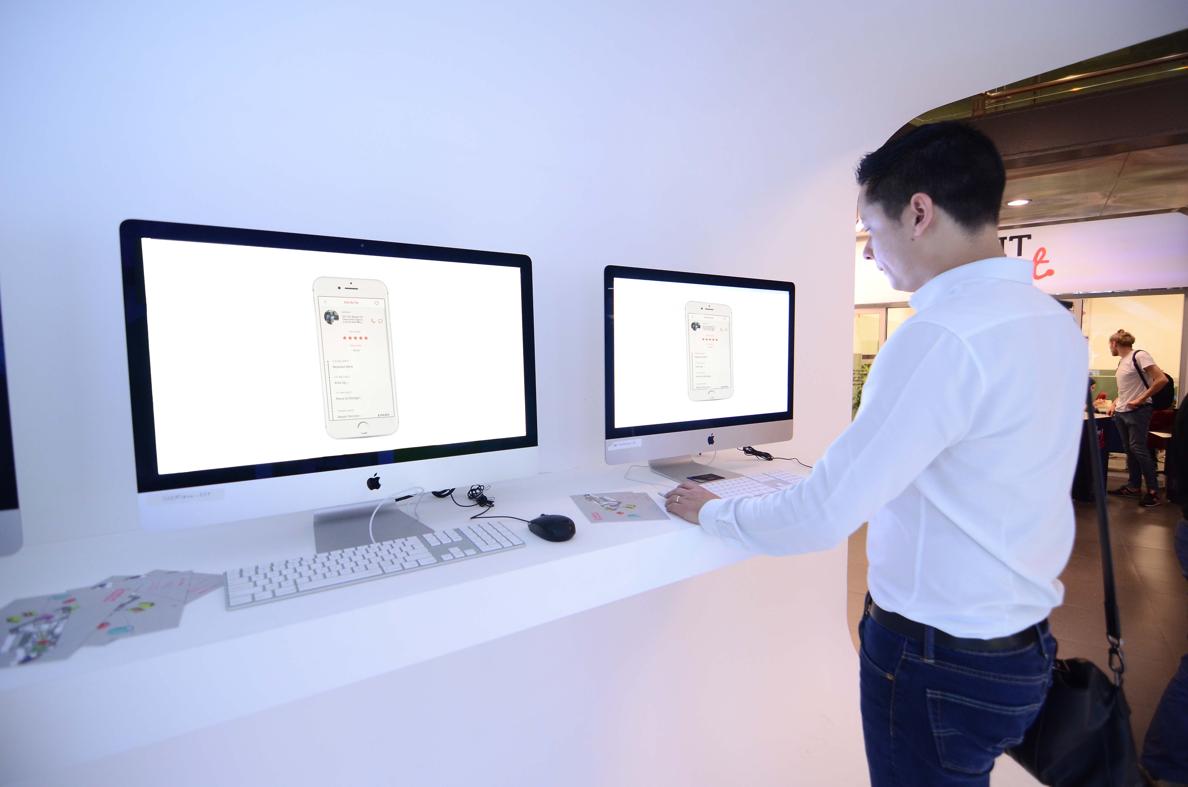 Mr Guillaume Monier, COO of Glass Egg Digital Media, engages with one of the student projects.