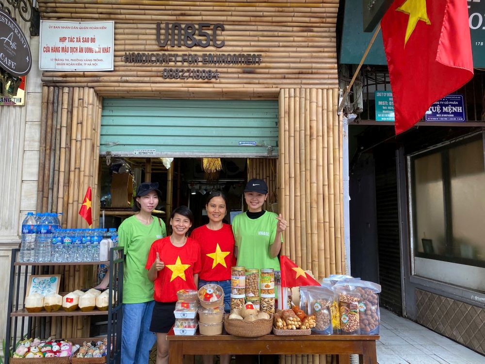 Quynh with VN&5C volunteers