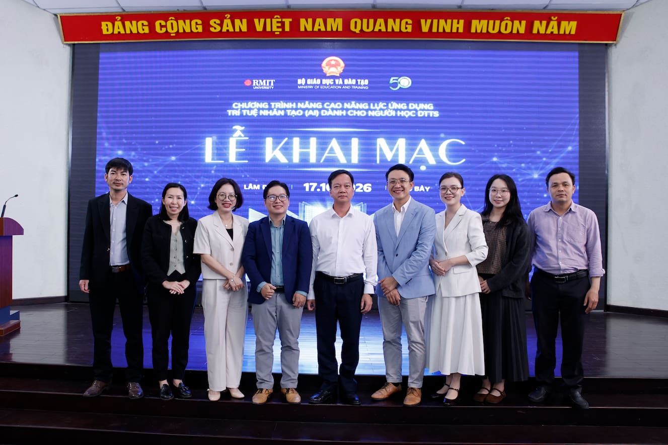 Đại diện Bộ Giáo dục và Đào tạo và Đại học RMIT Việt Nam triển khai chương trình nâng cao năng lực ứng dụng AI cho người học dân tộc thiểu số.