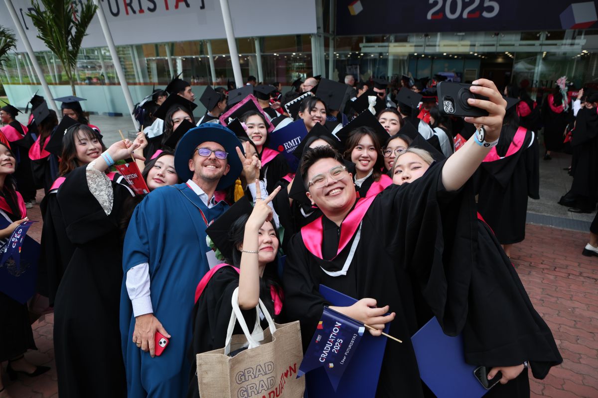 Lecturers and students at graduation ceremony