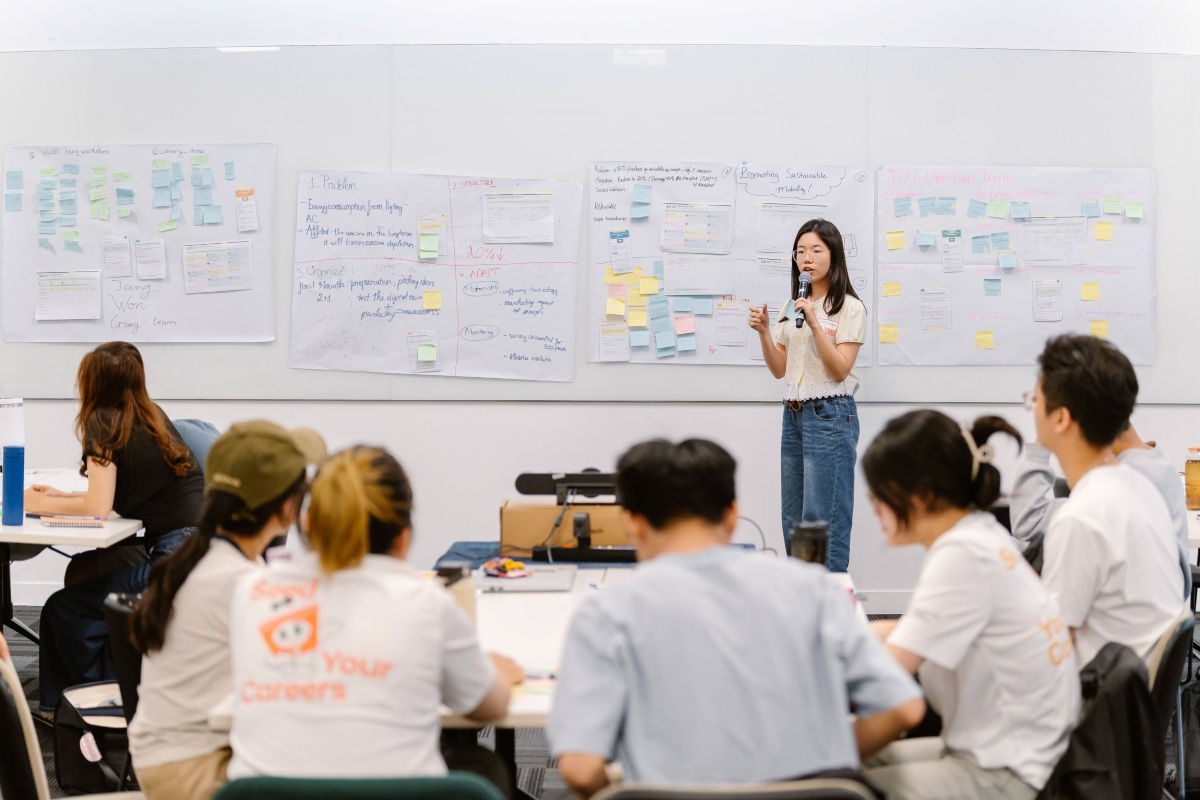 Một sinh viên thuyết trình trước các bạn