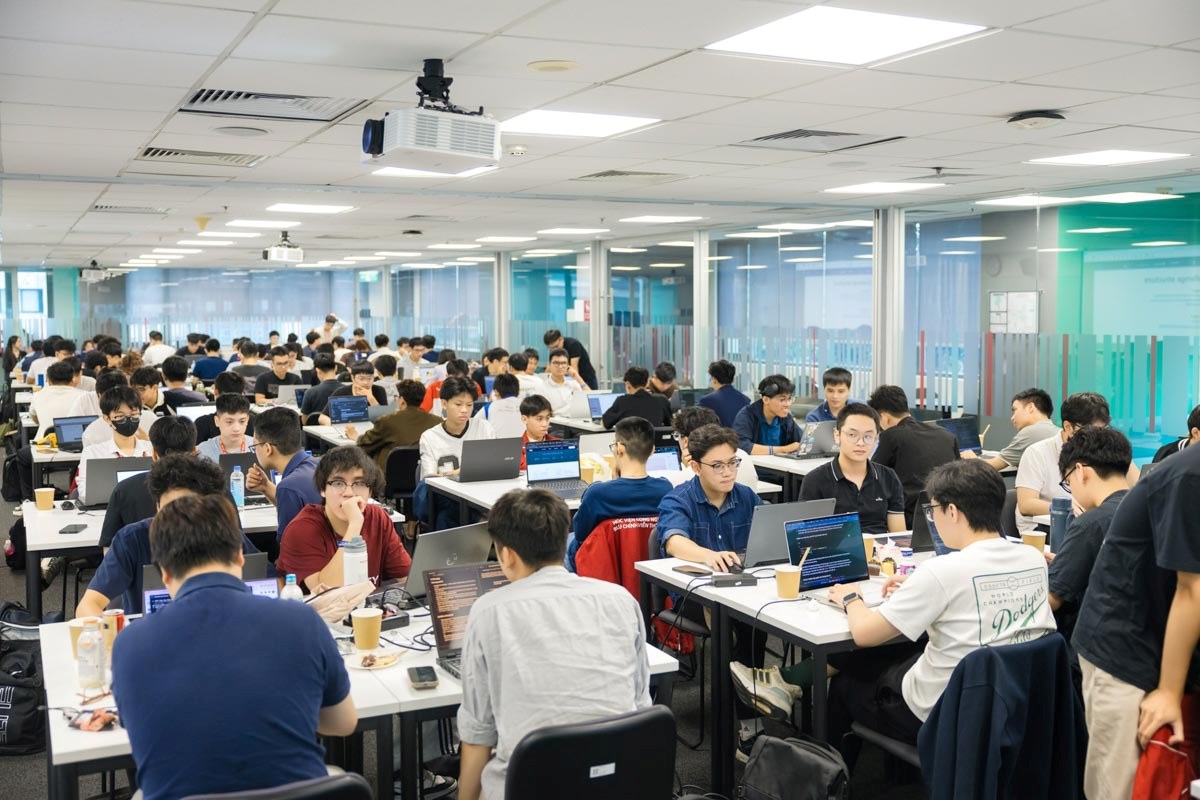 Sinh viên tham gia hackathon