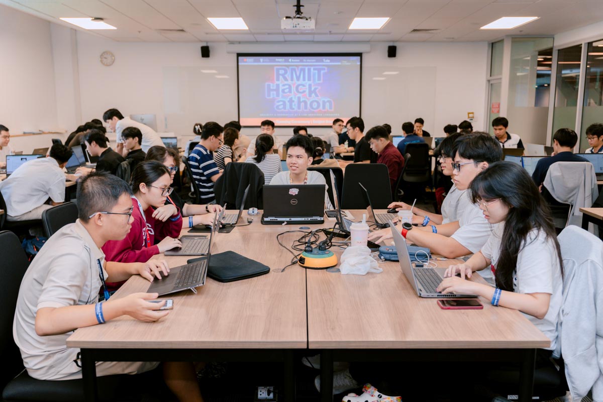 Sinh viên tham gia hackathon