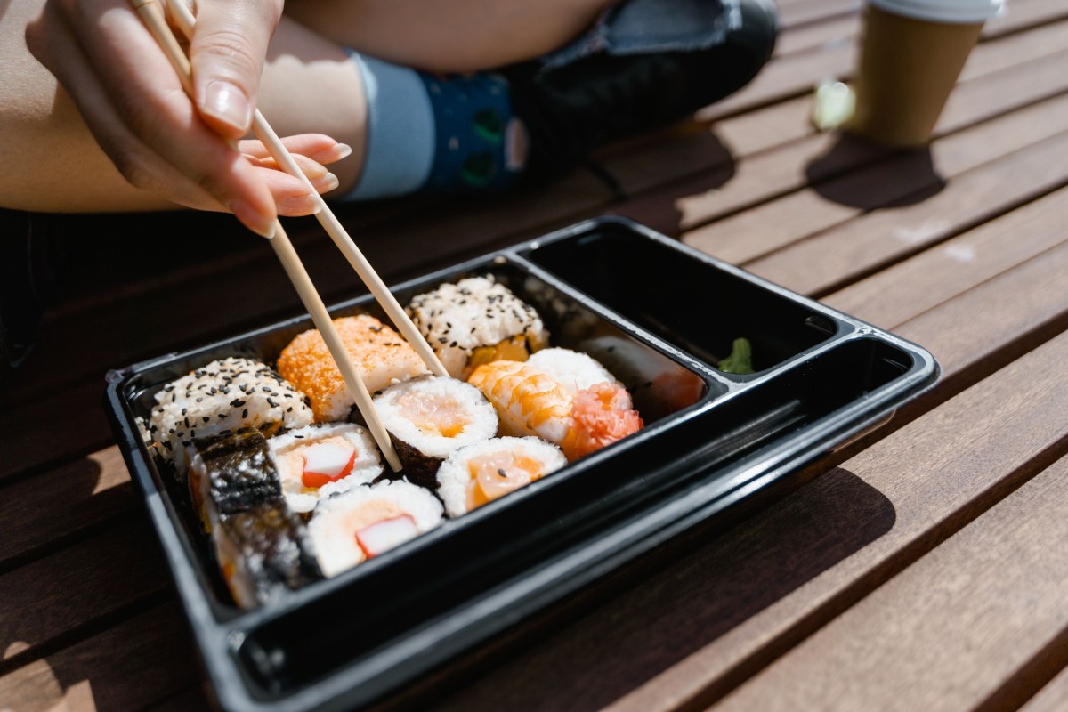 Hộp đồ ăn gồm các miếng sushi