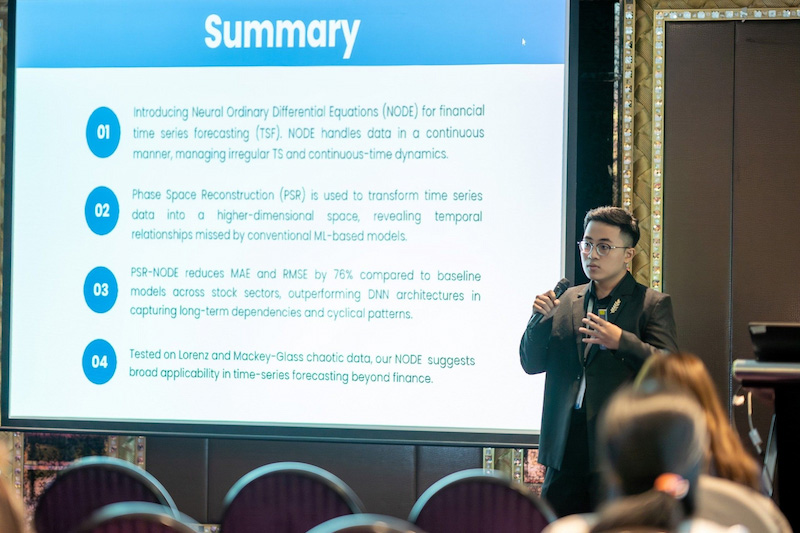 Quốc Anh thuyết trình tại PACIS 2024. 