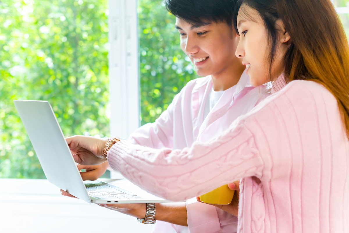 thumbnail-young-teenagers-working-with-laptop-together.jpg