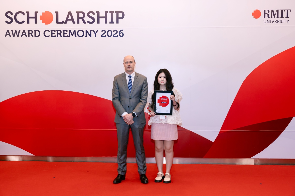 Linh receiving her RMIT scholarship on stage