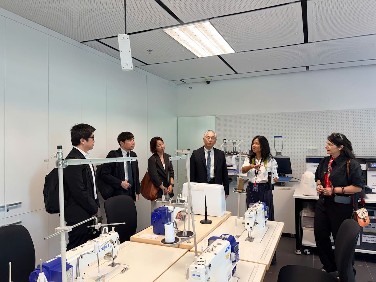 Đại diện UNIQLO tham quan phòng Thiết kế thời trang tại RMIT.