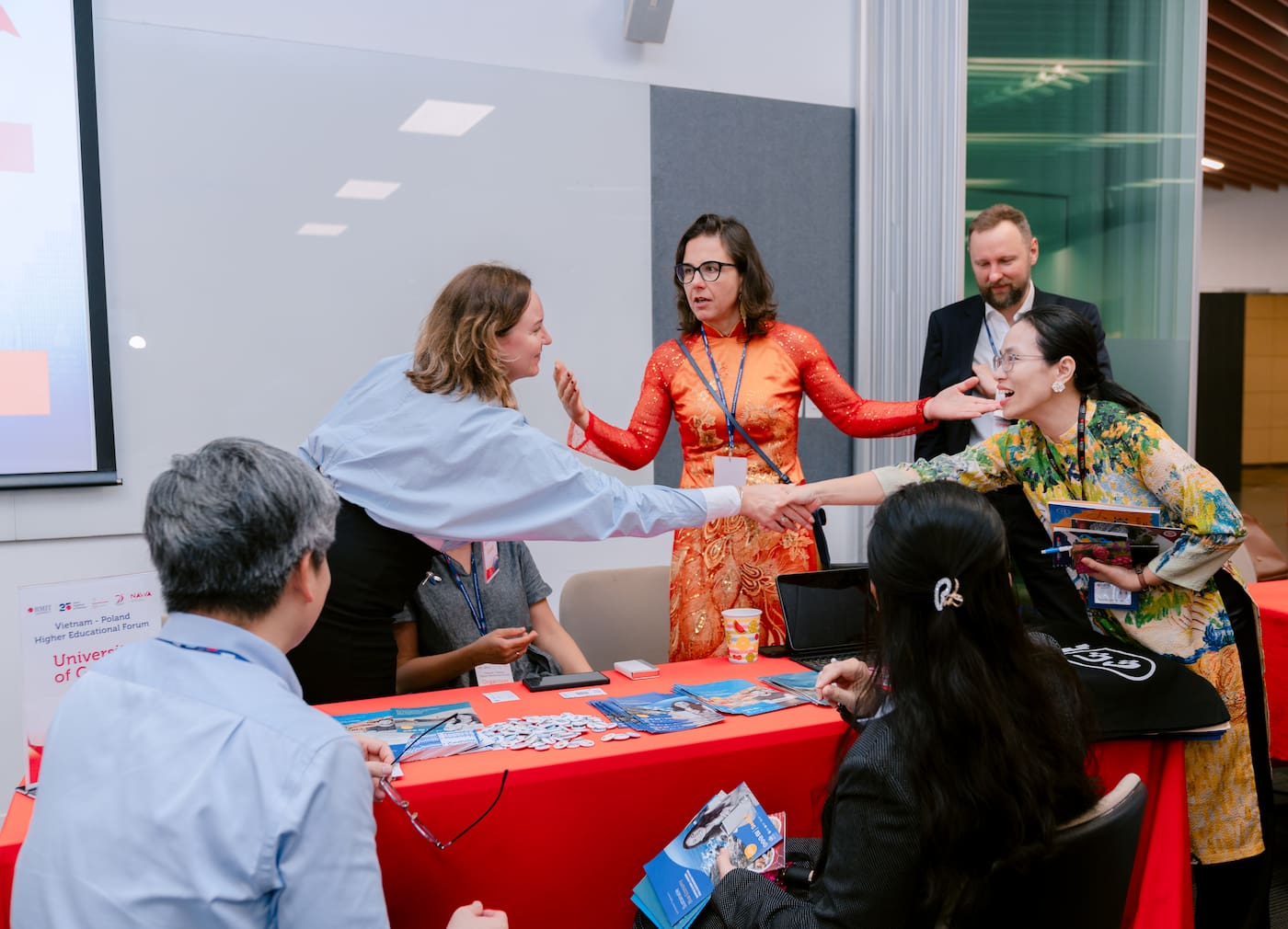 University representatives exchanged ideas and explored potential collaboration opportunities. 