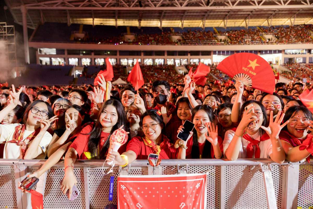 Music concert goers with Vietnamese flags