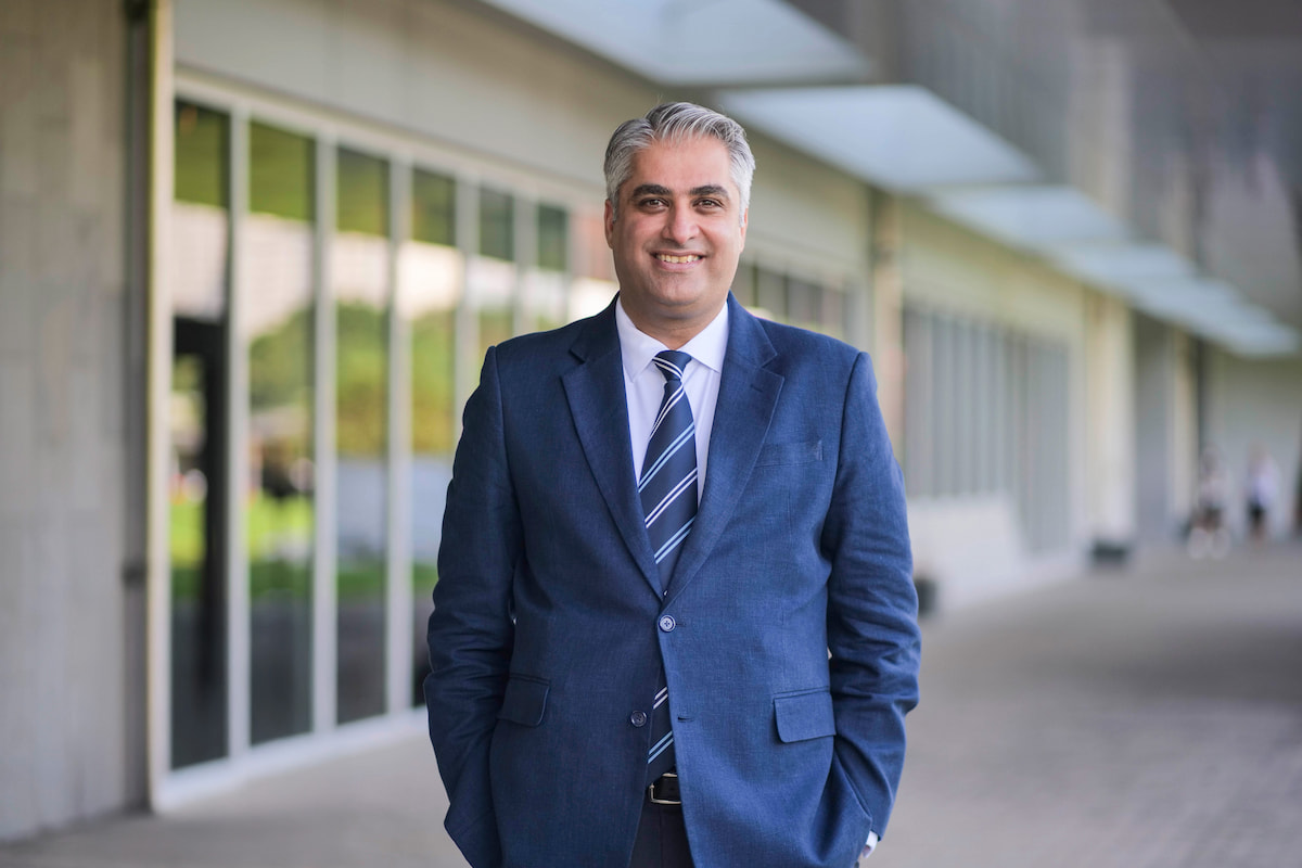 Ông Hossein Davari, Trưởng khoa, Khoa tiếng Anh và Chuyển tiếp đại học