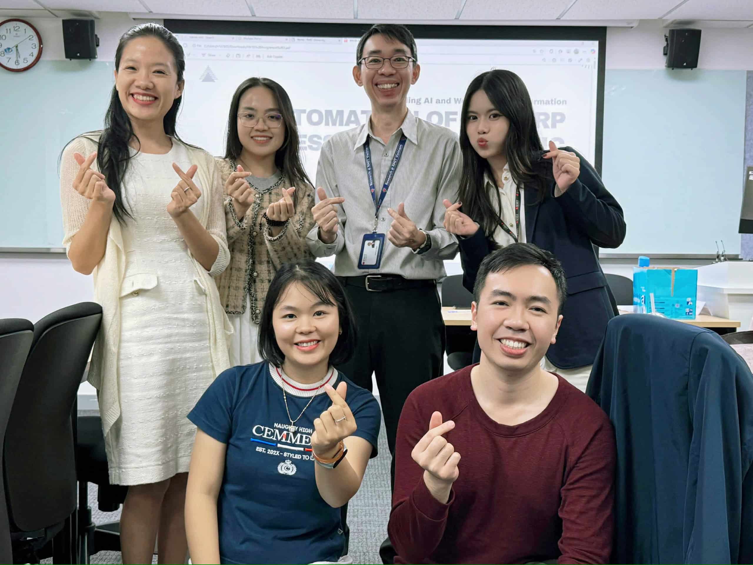 Tran Tu Quyen and her MBA lecturer and classmates.