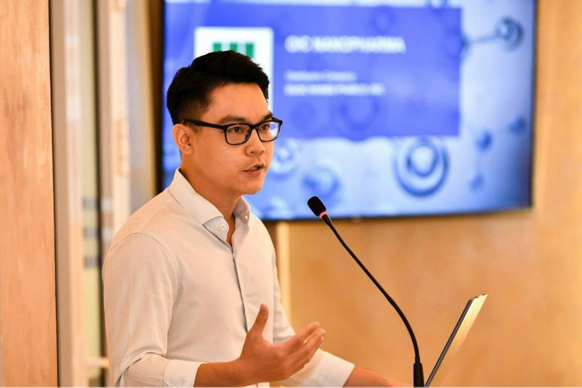 Vu Khang Thanh is speaking at a seminar.