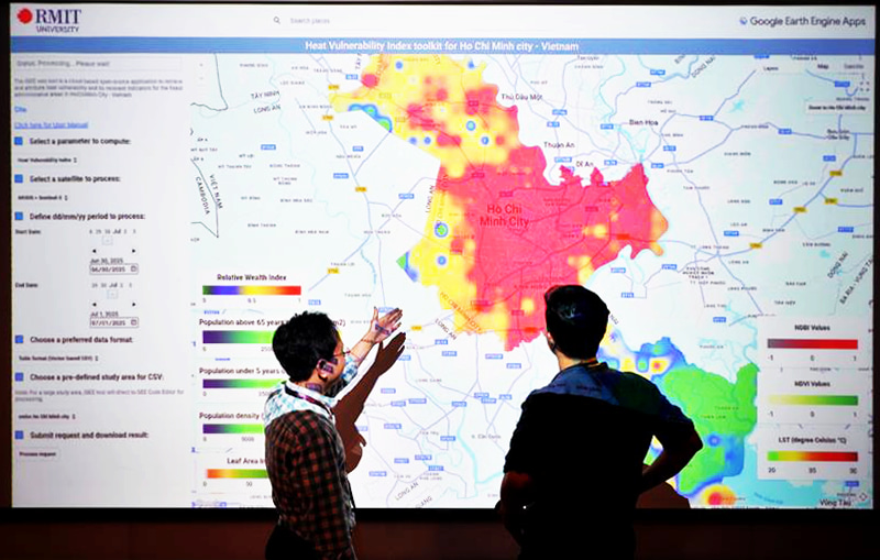 Dr Seng Kiong Kok discussing with his partner about accessing community vulnerability on RMIT's home-grown urban heat modelling tool