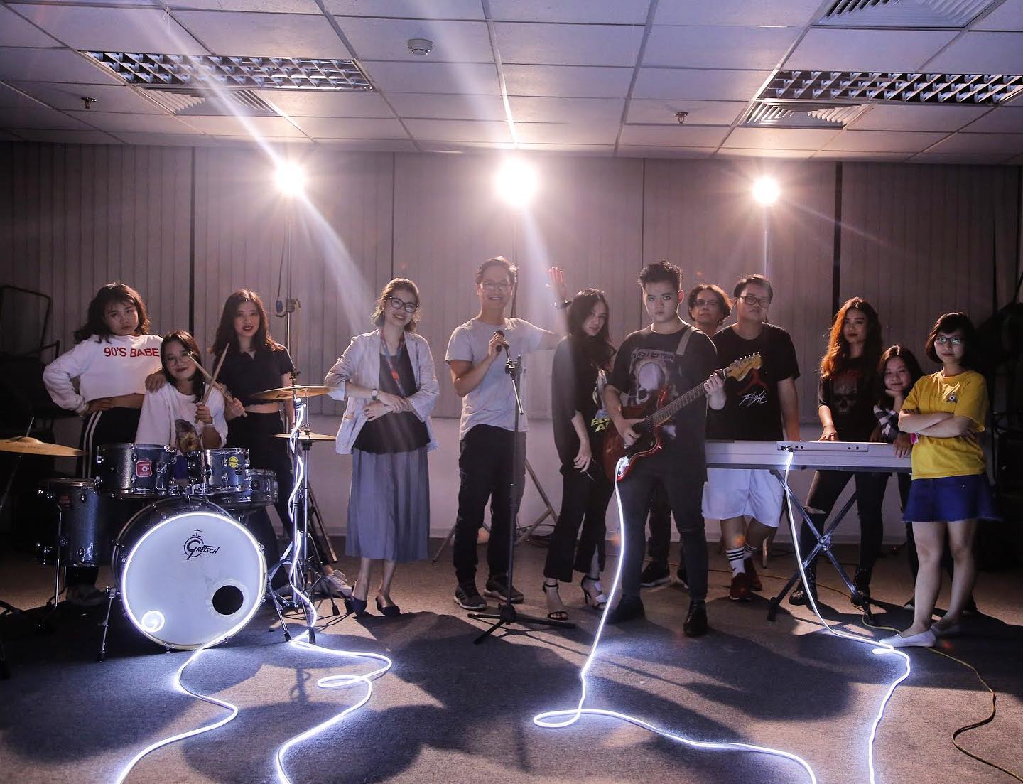 Linh và sinh viên trong một buổi quay video