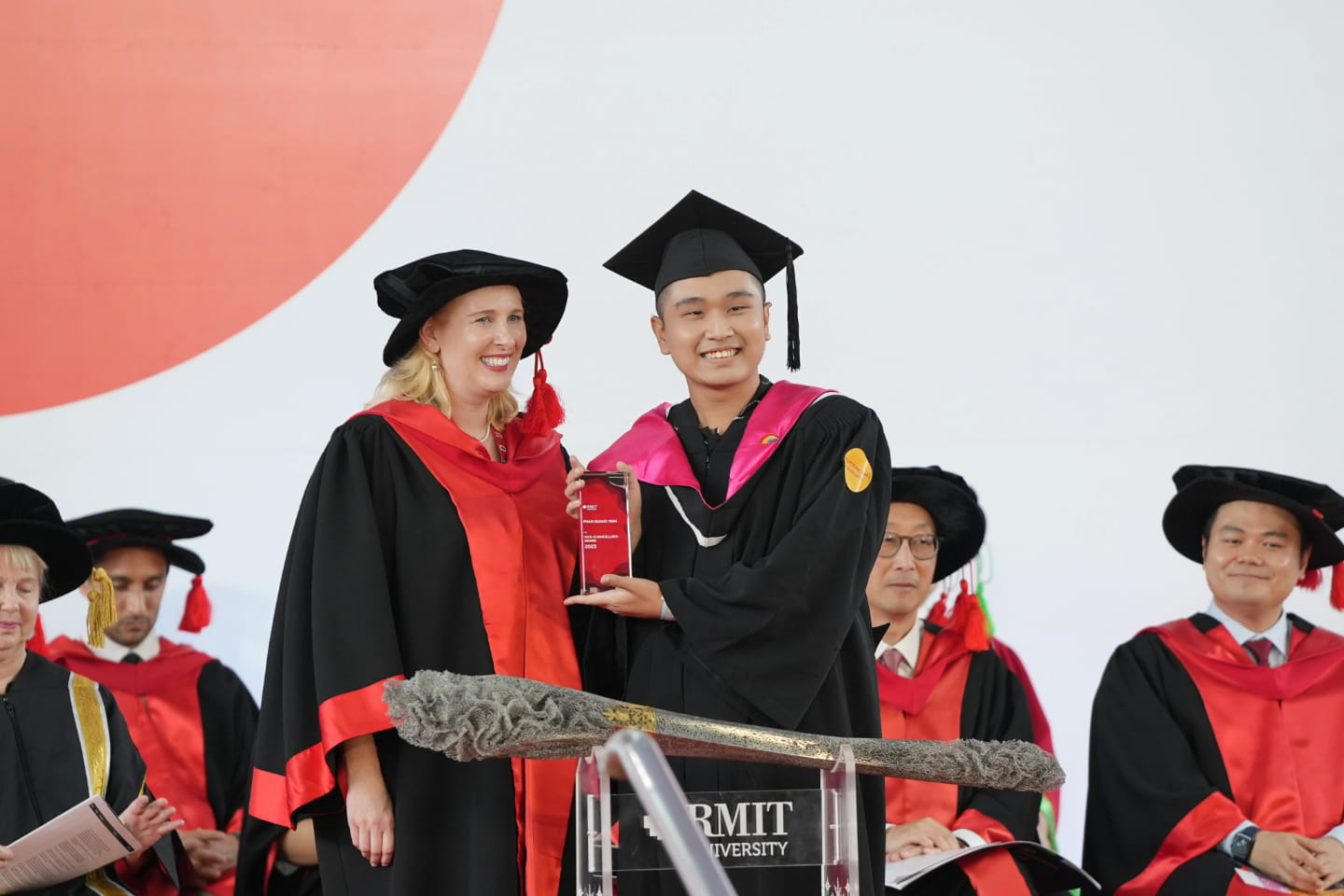 Pham Quang Vinh received the RMIT Vietnam Vice-Chancellor’s Award at his graduation ceremony.