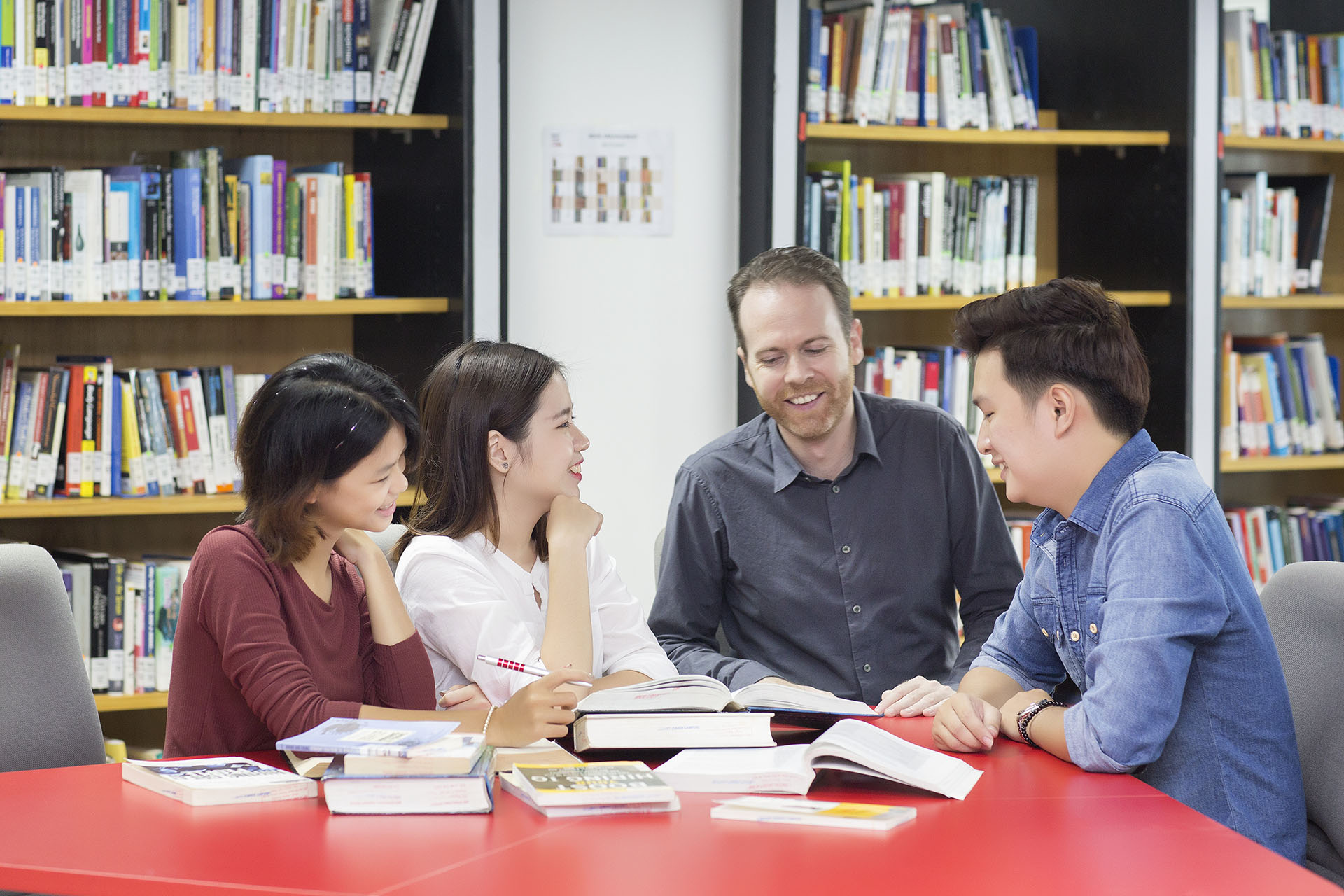rmit hanoi students teacher discussion 