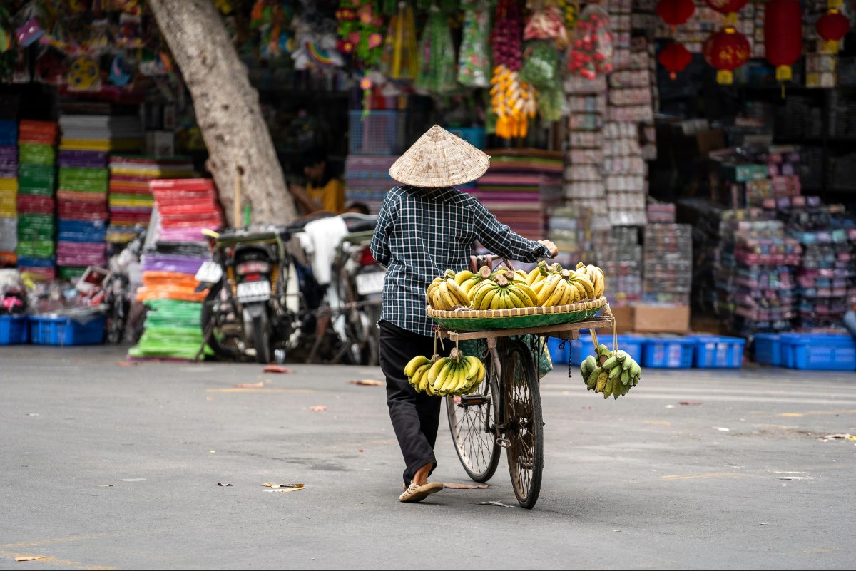 ho-chi-minh-city-street-vendor-1200x800.jpg