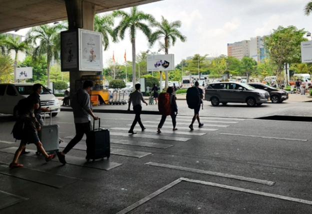 People crossing the road at Saigon airport