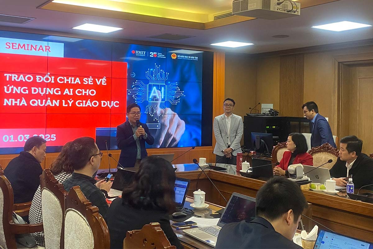 Mr Linh is speaking on the stage