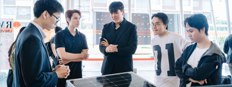 Photo of a group of students from the School of Science, Engineering and Technology from RMIT Vietnam presenting about a solar panel