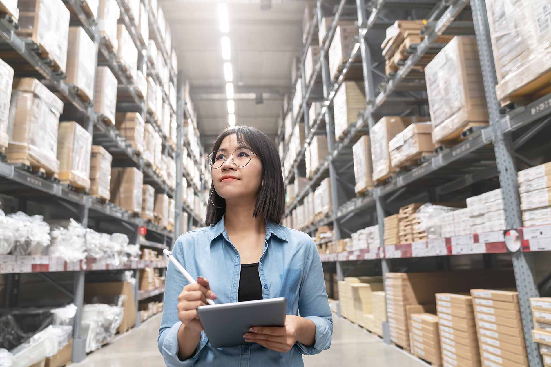 logistic-student-in-warehouse.jpg