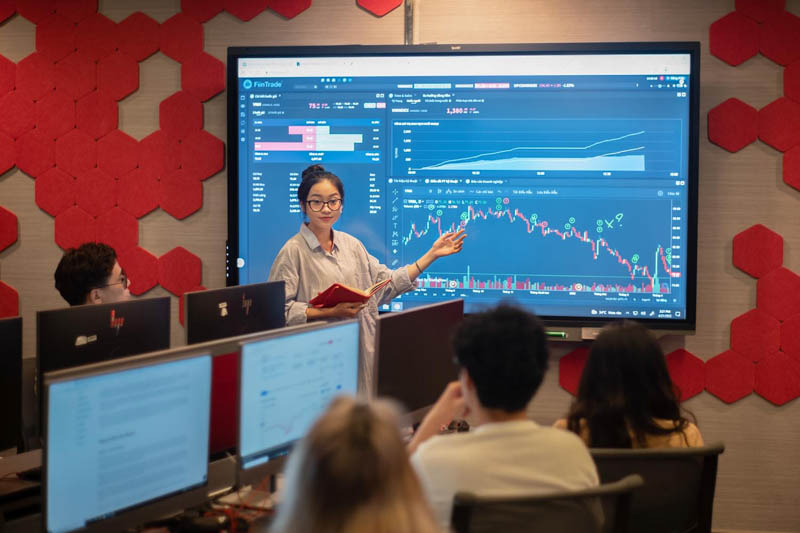 what jobs can you get with a finance degree