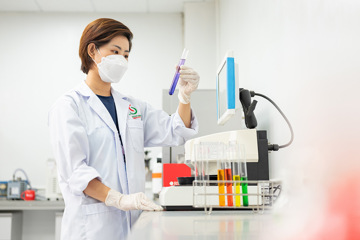 Một chuyên viên đang xem xét mẫu thử